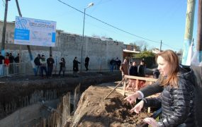La Gobernadora miró atenta la produndidad de la obra