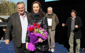 La Gobernadora recibió uno ramo de flores por parte del jefe comunal