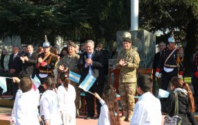 Los alumnos desfilaron con la bandera