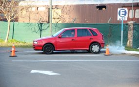 Los principiantes rindiendo el examen de estacionamiento