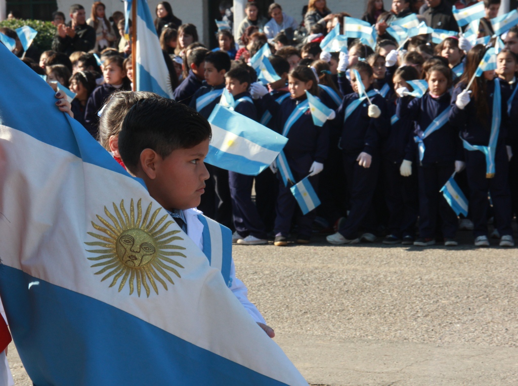 Más de 4 mil alumnos de colegios públicos y privados de San Miguel prometieron su lealtad a la bandera
