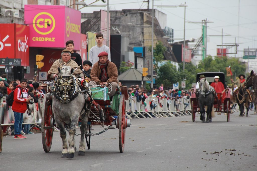 El desfile de carretas fue uno de los atractivos del acto
