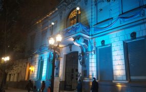 El frente del Palacio Municipal se vistió de celeste y blanco