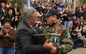 El jefe comunal le entregó una placa de San Miguel Arcángel a un ex veterano de Malvinas