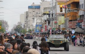 Joaquín recorrió el desfile con un jeep y saludó a los vecinos