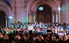 Pablo Lazbal junto a los chicos de los centros culturales interpretaron Argentina Te Quiero