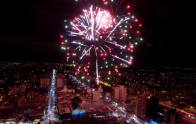 Una vista aérea del cierre de la jornada del viernes con la llegada del bicentenario y los fuegos artificiales