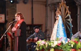 Yamila Cafrune con la imagen de la Virgen