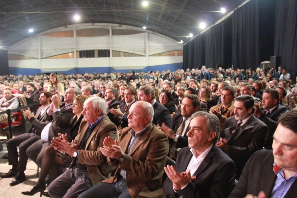Distintos dirigentes políticos acompañaron en el acto de jura del nuevo intendente