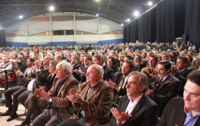 Distintos dirigentes políticos acompañaron en el acto de jura del nuevo intendente