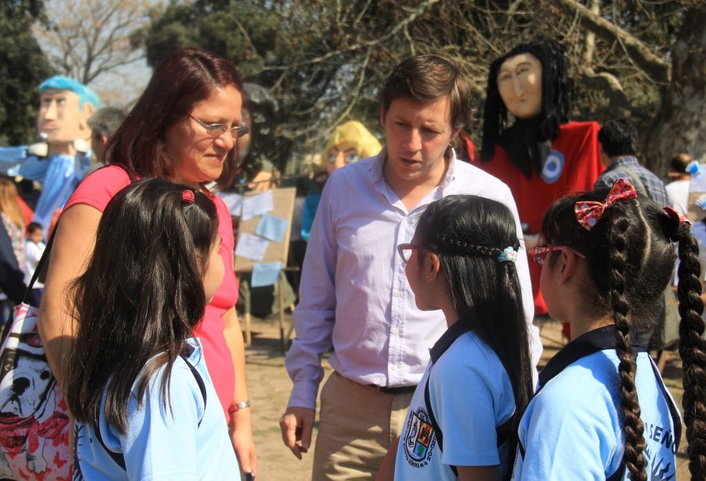 El Intendente de San Miguel con alumnos de Ciudad Santa María