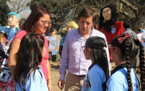 El Intendente de San Miguel con alumnos de Ciudad Santa María