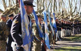 Integrantes de fuerzas militares durante el homenaje