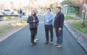 Jaime Méndez en obras de asfaltos en Barrio Obligado