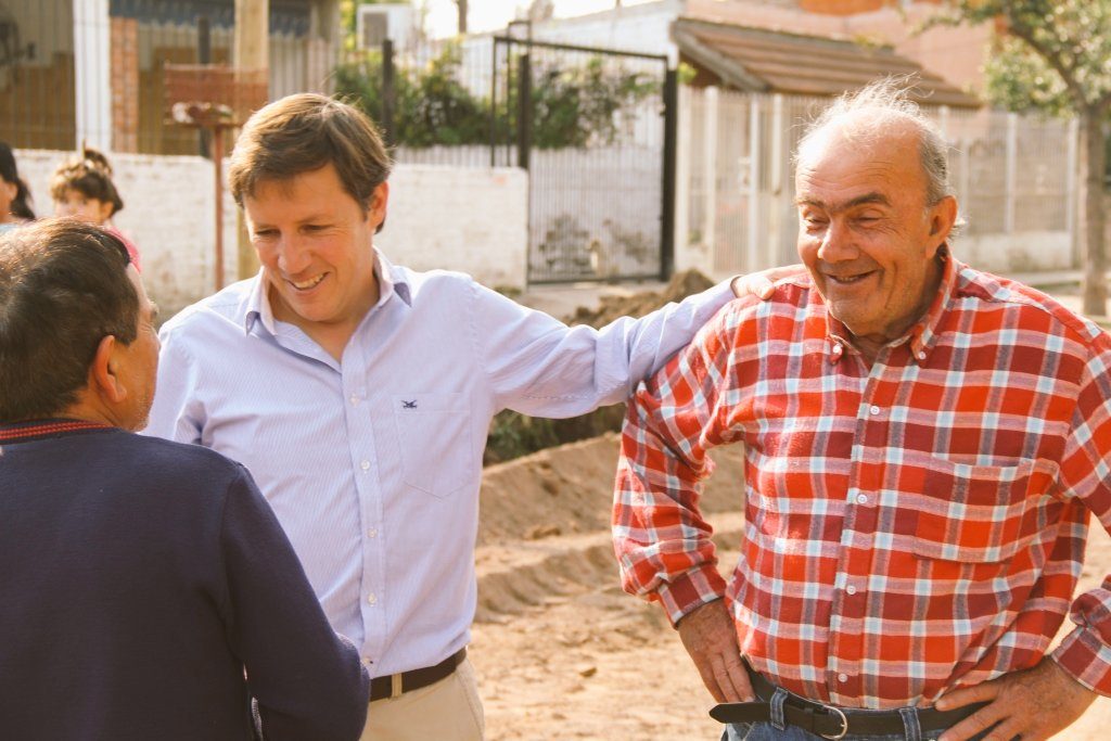 el-intendente-con-vecinos-en-la-pavimentacion-de-r-lopez