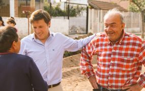 el-intendente-con-vecinos-en-la-pavimentacion-de-r-lopez