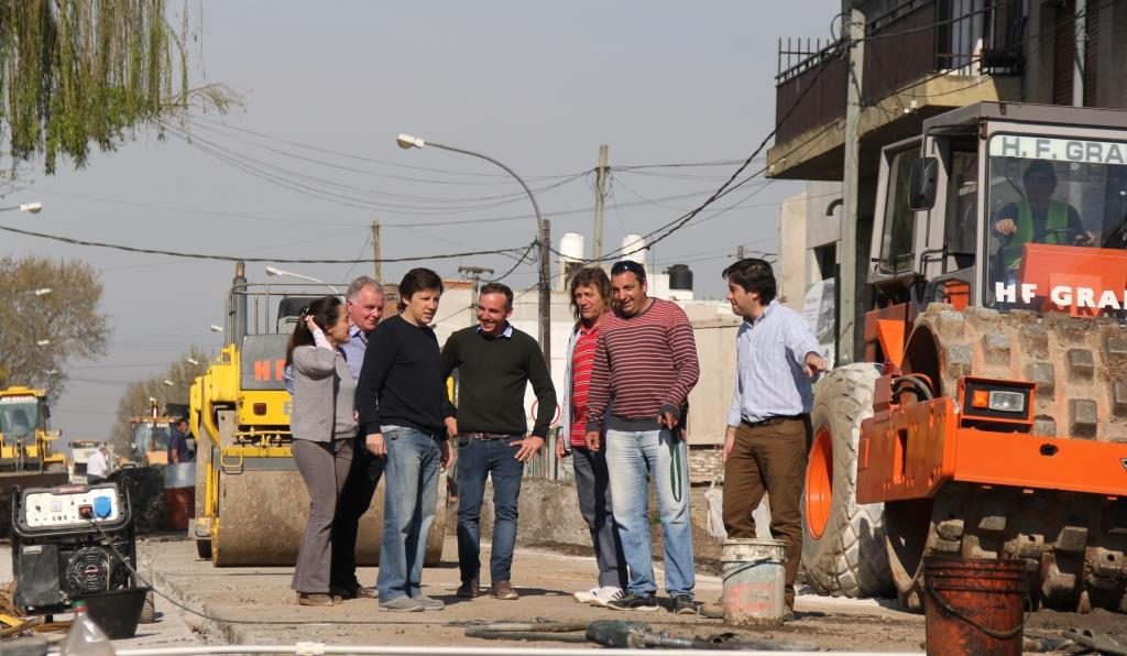 el-intendente-en-la-obra-de-repavimentacion-de-senador-moron