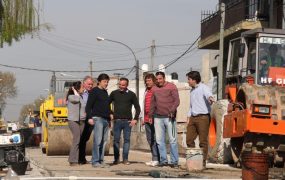 el-intendente-en-la-obra-de-repavimentacion-de-senador-moron