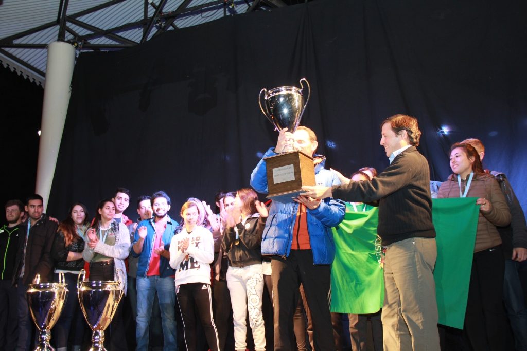 jaime-mendez-entregando-premios-a-ganadores-de-olimpiadas