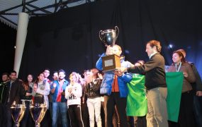 jaime-mendez-entregando-premios-a-ganadores-de-olimpiadas