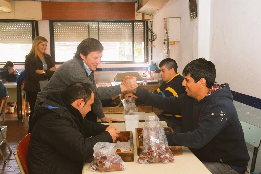 Jaime Méndez saludando a trabajadores del taller