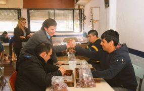 Jaime Méndez saludando a trabajadores del taller