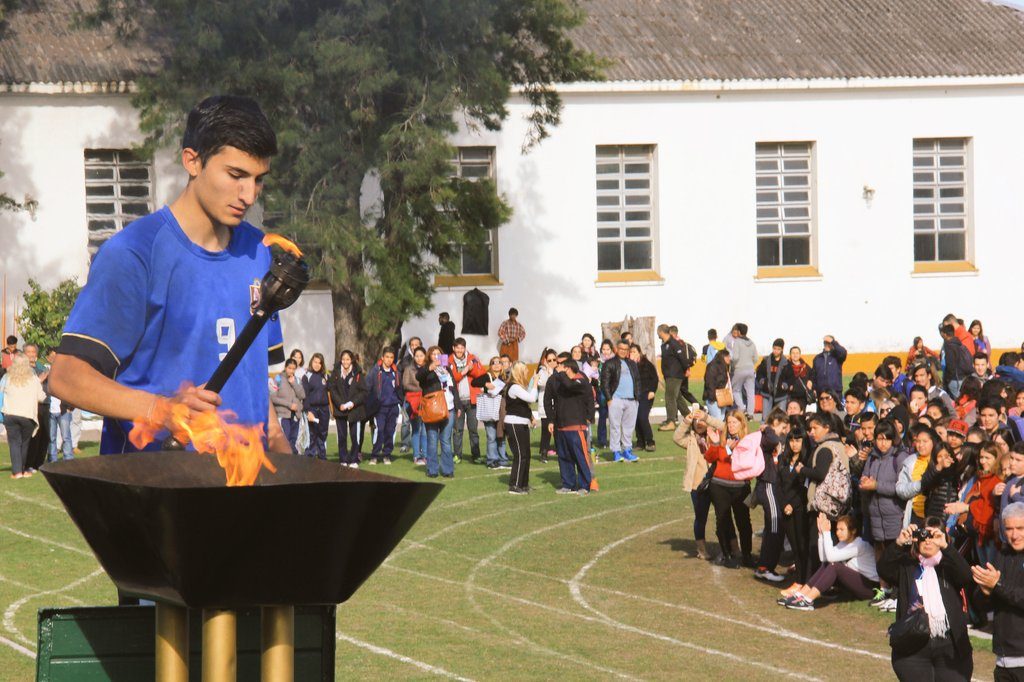 un-alumno-prendiendo-la-antorcha-de-las-olimpiadas