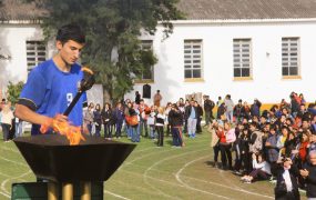 un-alumno-prendiendo-la-antorcha-de-las-olimpiadas