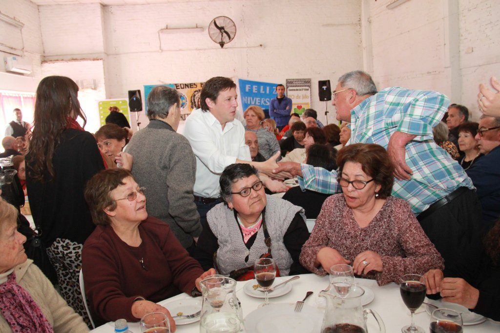 jaime-mendez-con-adultos-mayores-de-san-miguel