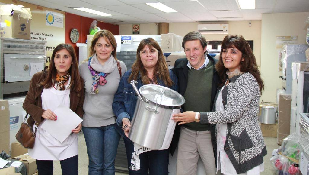 Jaime Méndez entregó equipamiento para comedores escolares de San Miguel