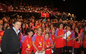 jaime-mendez-con-jovenes-musicos-en-el-luna-park