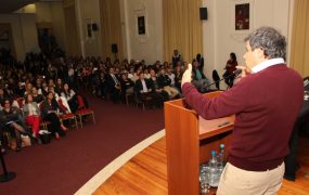 manes-exponiendo-en-el-cierre-del-congreso