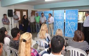 el-intendente-en-la-entrega-de-microcreditos