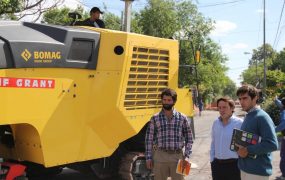 el-intendente-en-la-repavimentacion-de-irigoin