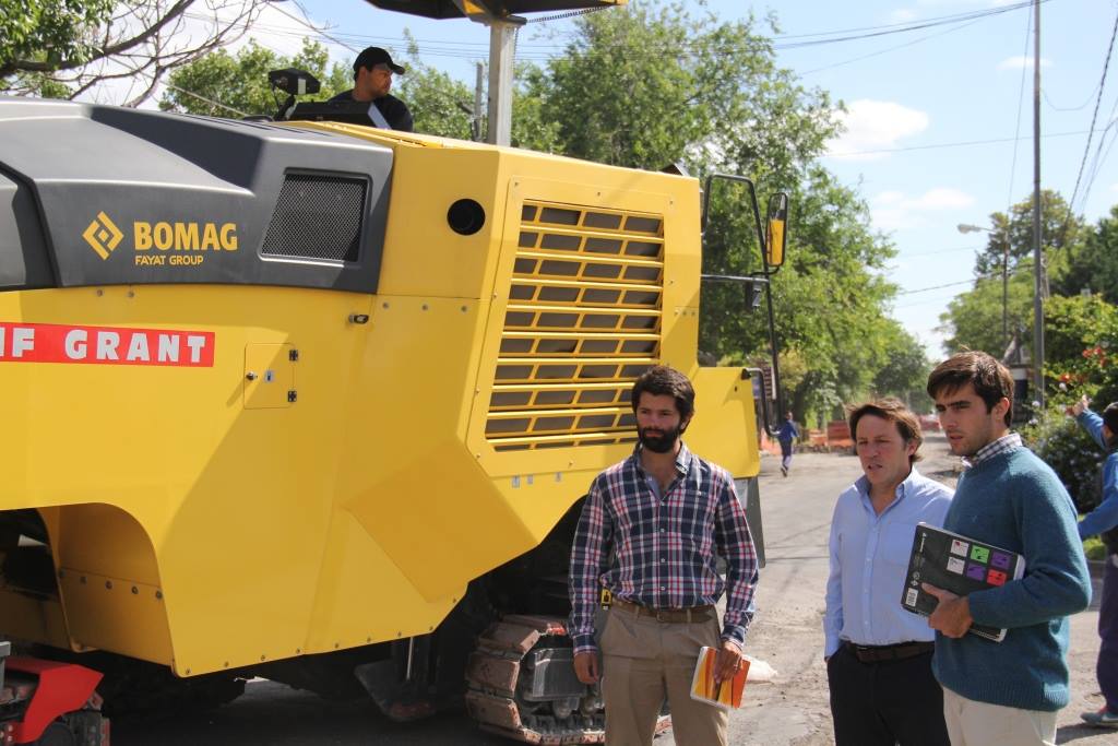 Jaime Méndez recorrió la obra de repavimentación e hidráulica de la calle Irigoin