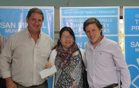 jaime-mendez-con-una-vecina-beneficiaria