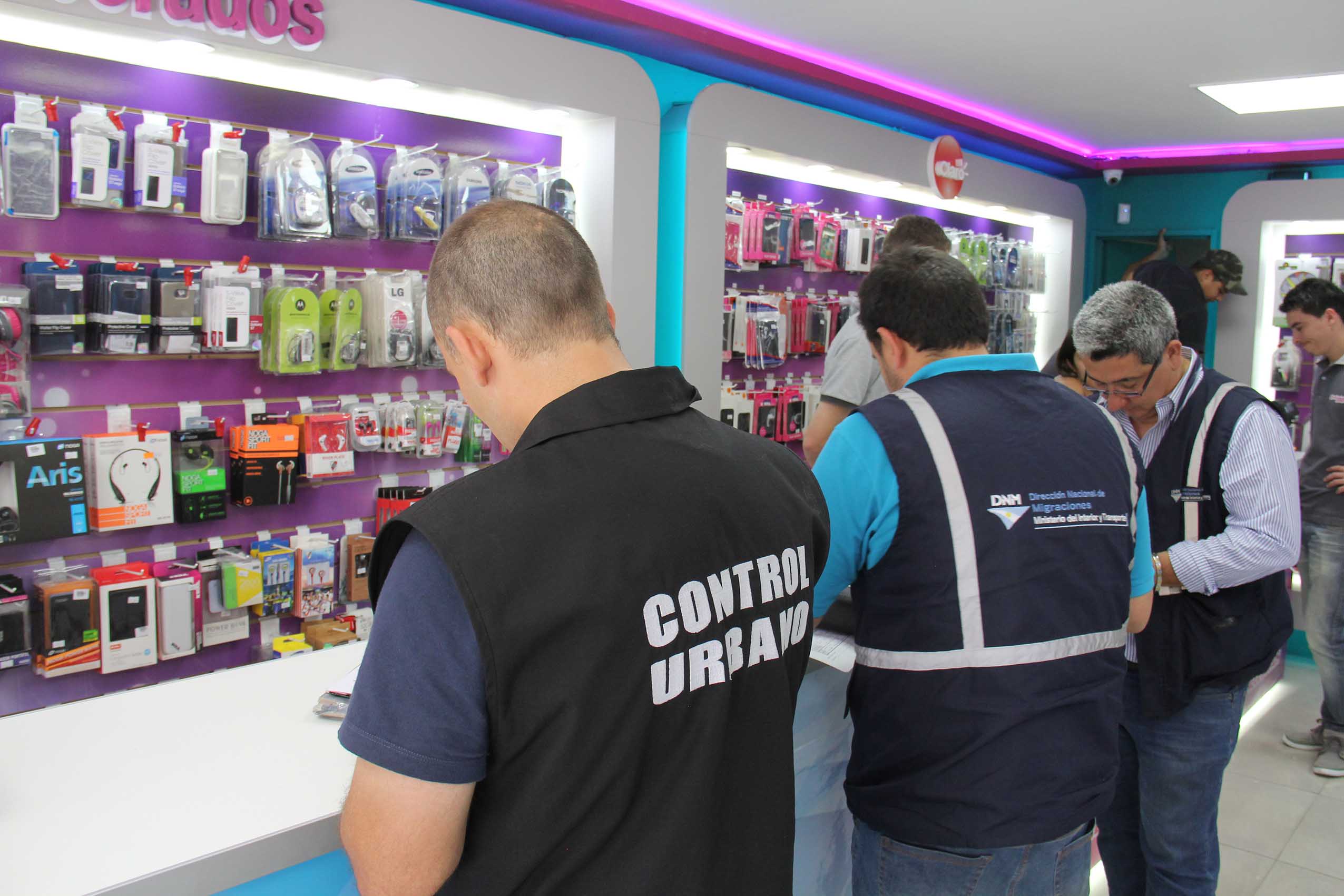 Operativo de control de venta de celulares