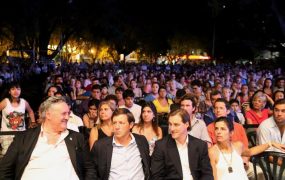 funcionarios-en-la-plaza-de-las-carretas