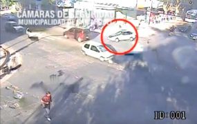 robo-un-auto-y-fue-atrapado-mientras-huia