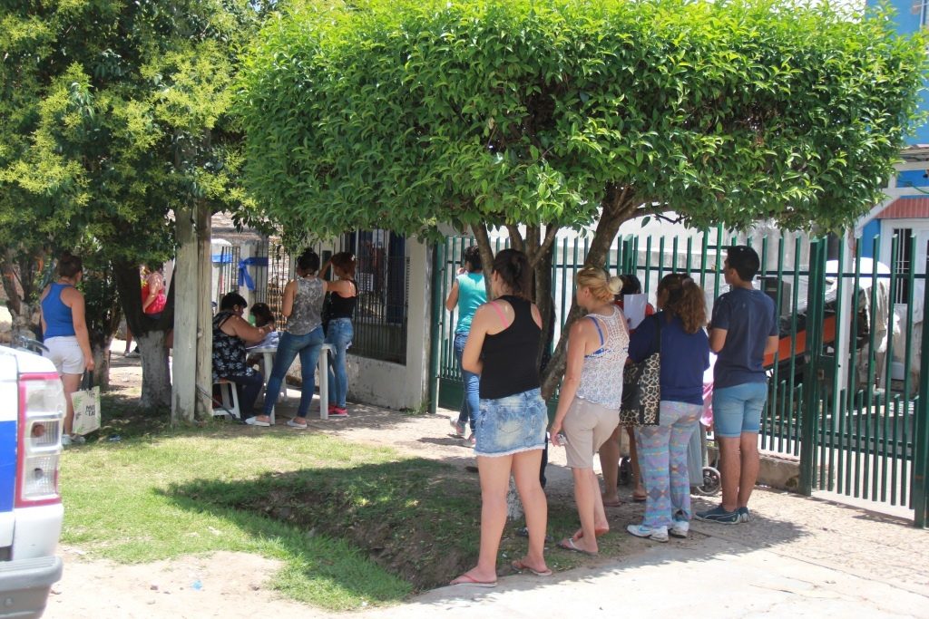 vecinos-que-se-acercaron-a-la-mesa-de-inscripcion-de-los-supuestos-planes-sociales