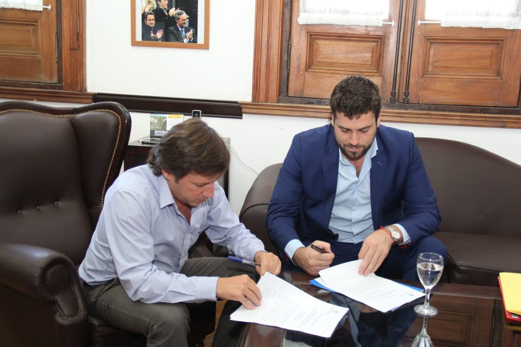 Jaime Méndez y Lucas Delfino en la firma del convenio