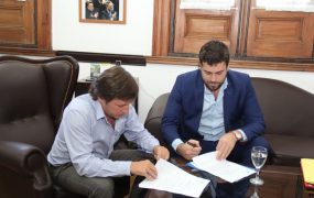 Jaime Méndez y Lucas Delfino en la firma del convenio
