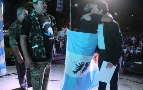 Jaime Méndez con veteranos de guerra en la vigilia por Malvinas