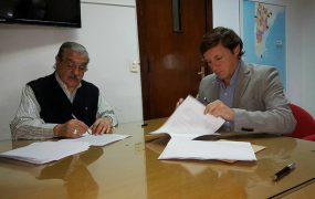 Jaime Méndez y Jorge Sábato en la firma del convenio