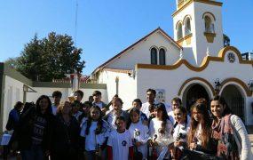 Jóvenes vecinos de Trujui junto al Intendente