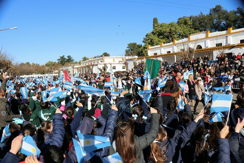 Miles de alumnos prometieron lealtad a la bandera