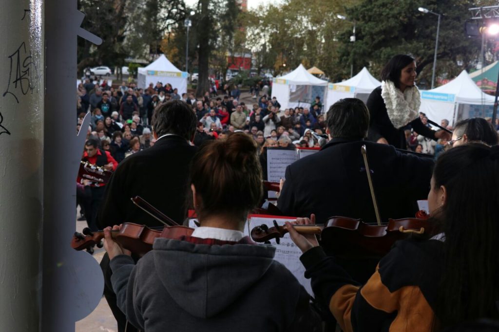 Música en la plaza de las carretas en homenaje a Fernando Córdoba