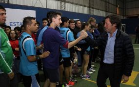 Jaime Méndez con jóvenes deportistas del distrito