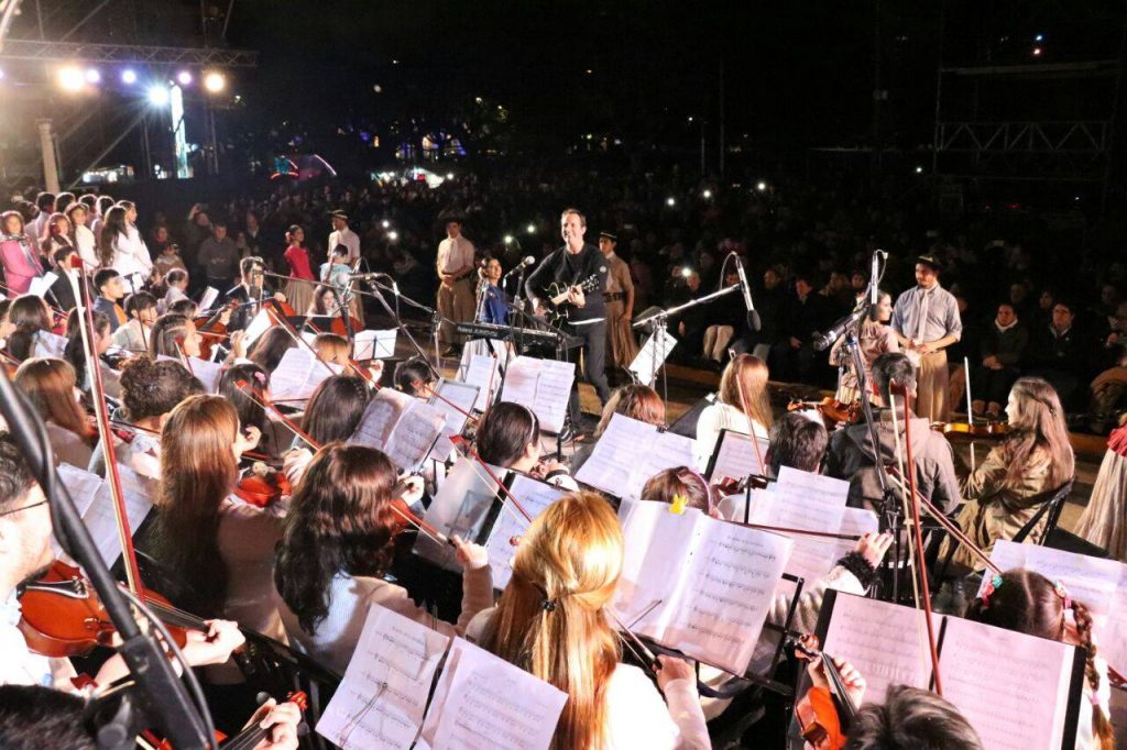 La orquesta y coro Juntos por Más, con chicos y jóvenes de San Miguel