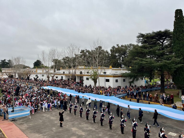 Más de 4.000 alumnos hicieron su promesa a la bandera nacional